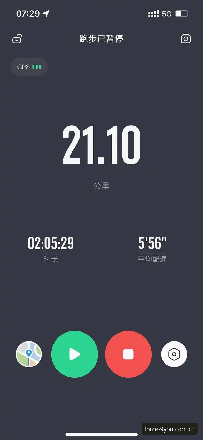 0.1公里/小时。对，你没看错，摩纳哥站赛后罚单上那些刺眼的“维修区超速”，最离谱的也就快了这么多——一脚刹车深浅的误差，甚至不如你走路时快慢的变化。但偏偏就是这么点肉眼不可见的“偷鸡”，让皮亚斯特里、拉塞尔、科拉平托、加斯利和汉密尔顿集体吃了罚单，其中加斯利更是直接丢了领奖台。这背后到底怎么回事？作为常年蹲维修区出口的“老油条”，我得说这次FIA的套路，比摩纳哥的街道赛还弯。